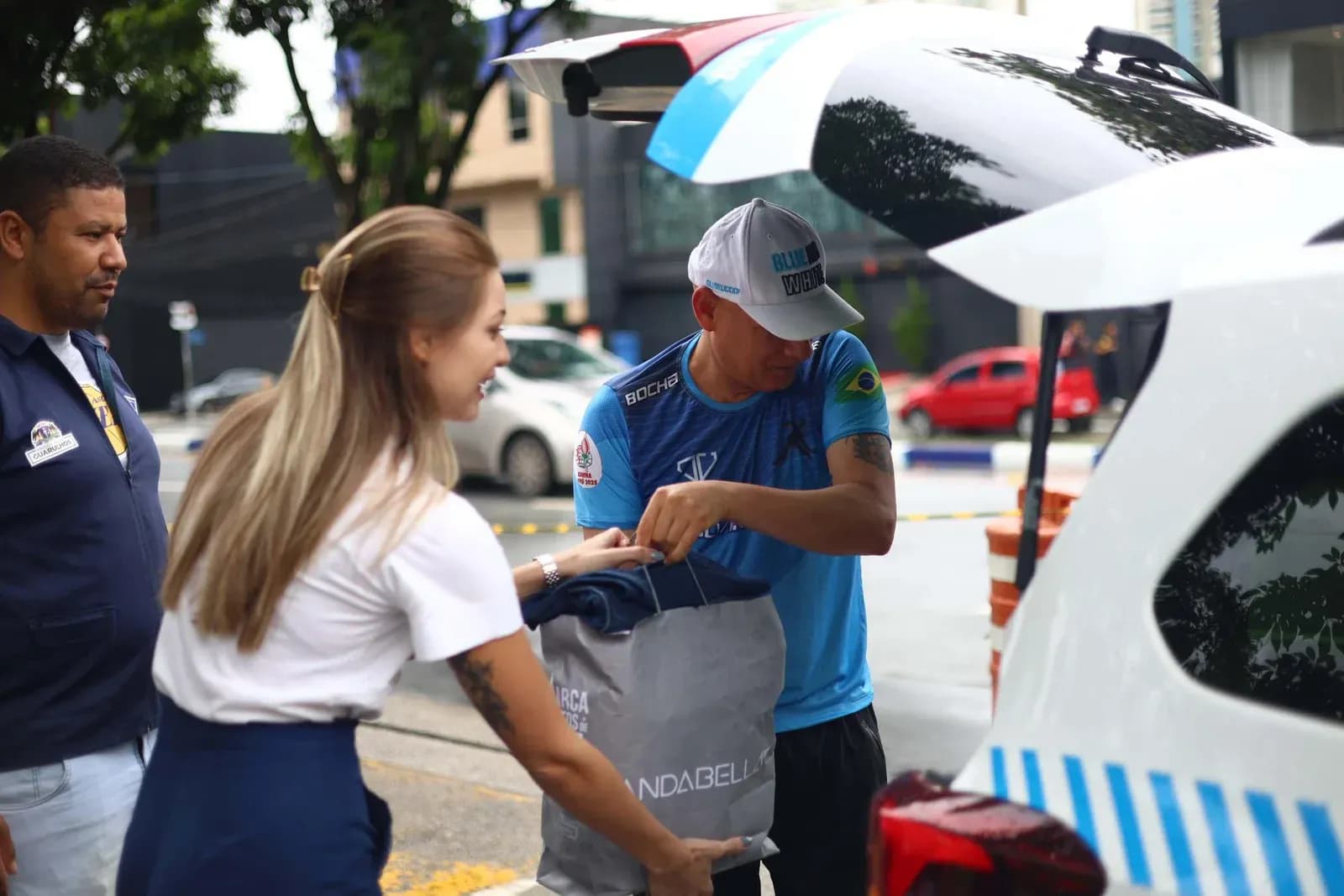 Drive-Thru da Solidariedade arrecada doações para vítimas das chuvas e ação continua neste domingo