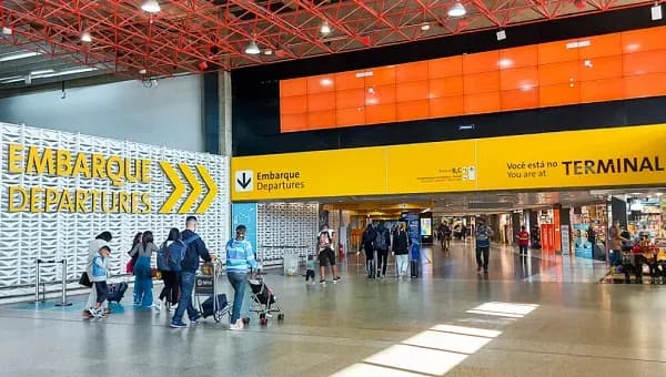 Passageiro é preso em Guarulhos com 2 kg de cocaína ocultos sob as roupas