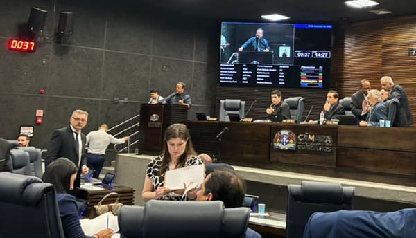 Plenário cheio, embates entre direita e esquerda e presença do prefeito marcam 1ª sessão da Câmara