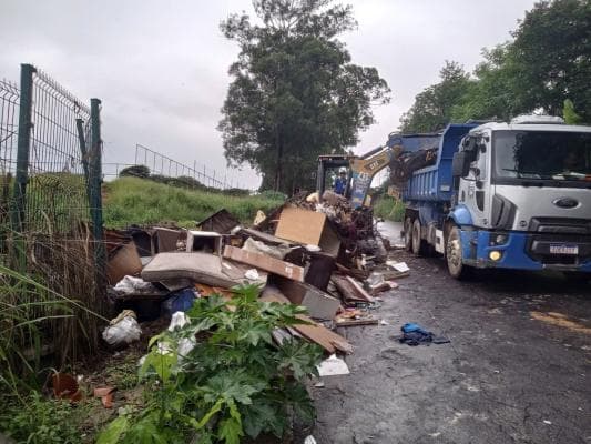 Prefeitura remove descartes irregulares no Jardim Rizzo