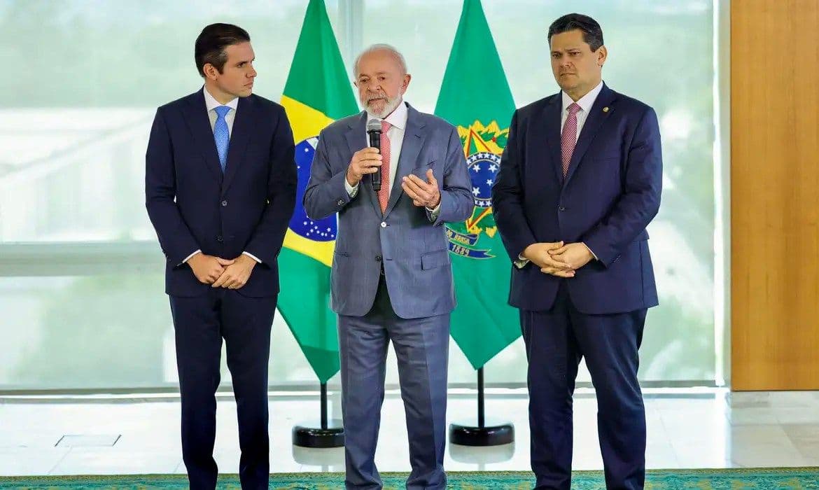 "Brasil está menos pobre e com mais renda", diz Lula ao Congresso