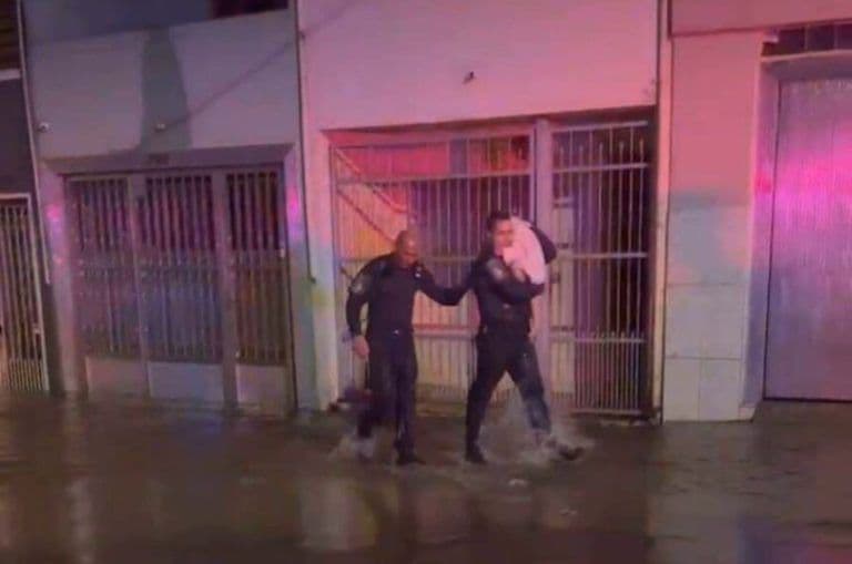 PM resgata bebê de 2 meses em casa alagada na zona leste de SP