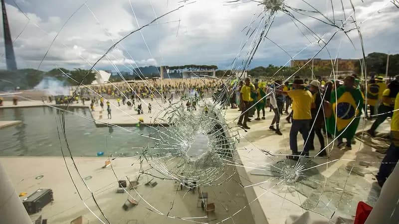 STF condena homem que furtou réplica Constituição em 8 de janeiro
