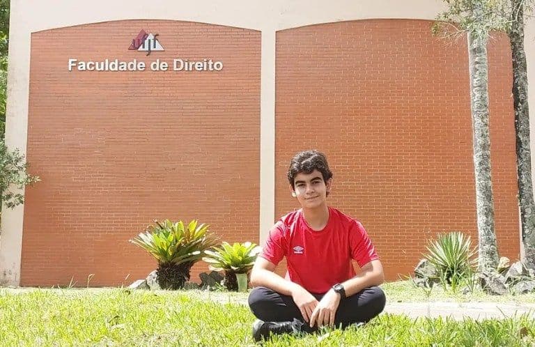 Provão Paulista: aprovada veio para SP para fazer escola de cadetes do exército e entrou em medicina na USP