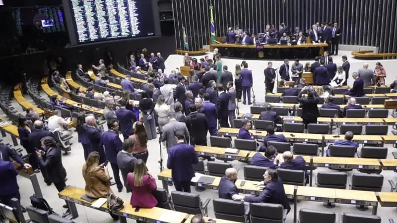 Governistas criticam TCU por suspender recursos do Pé-de-Meia; oposição quer CPI sobre o programa