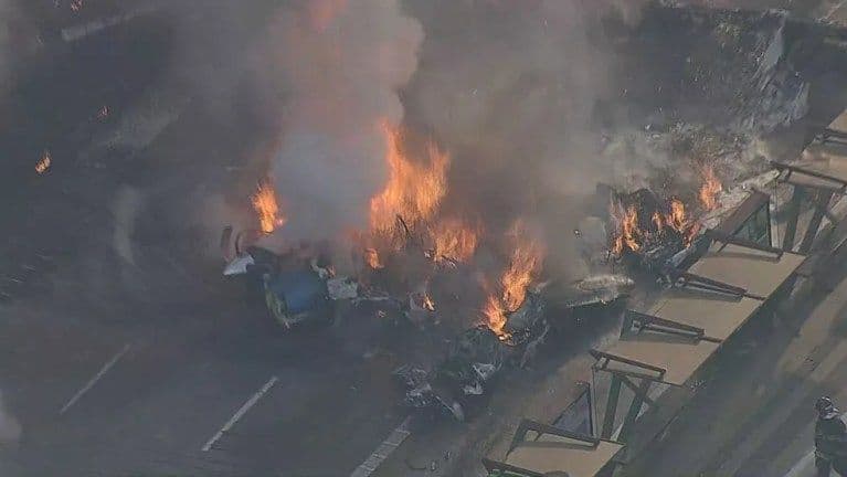 Avião cai em SP, atinge ônibus e mata 2; Saiba detalhes!