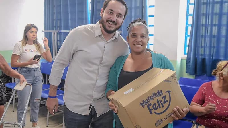 Prefeitura entrega kits de alimentos a alunos da rede municipal no período de férias