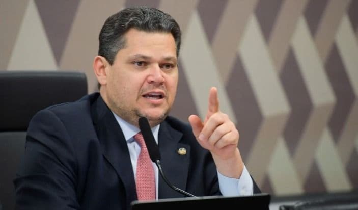 Senador Alcolumbre pressiona por petróleo no Amapá: risco ambiental ou desenvolvimento?