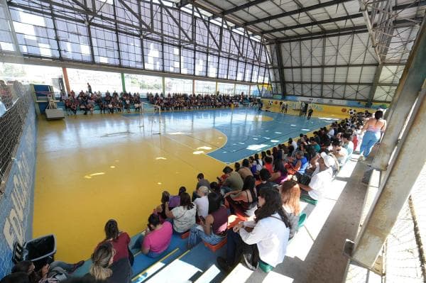 Mutirão de emprego leva mais de 1.000 candidatos ao CEU Pimentas