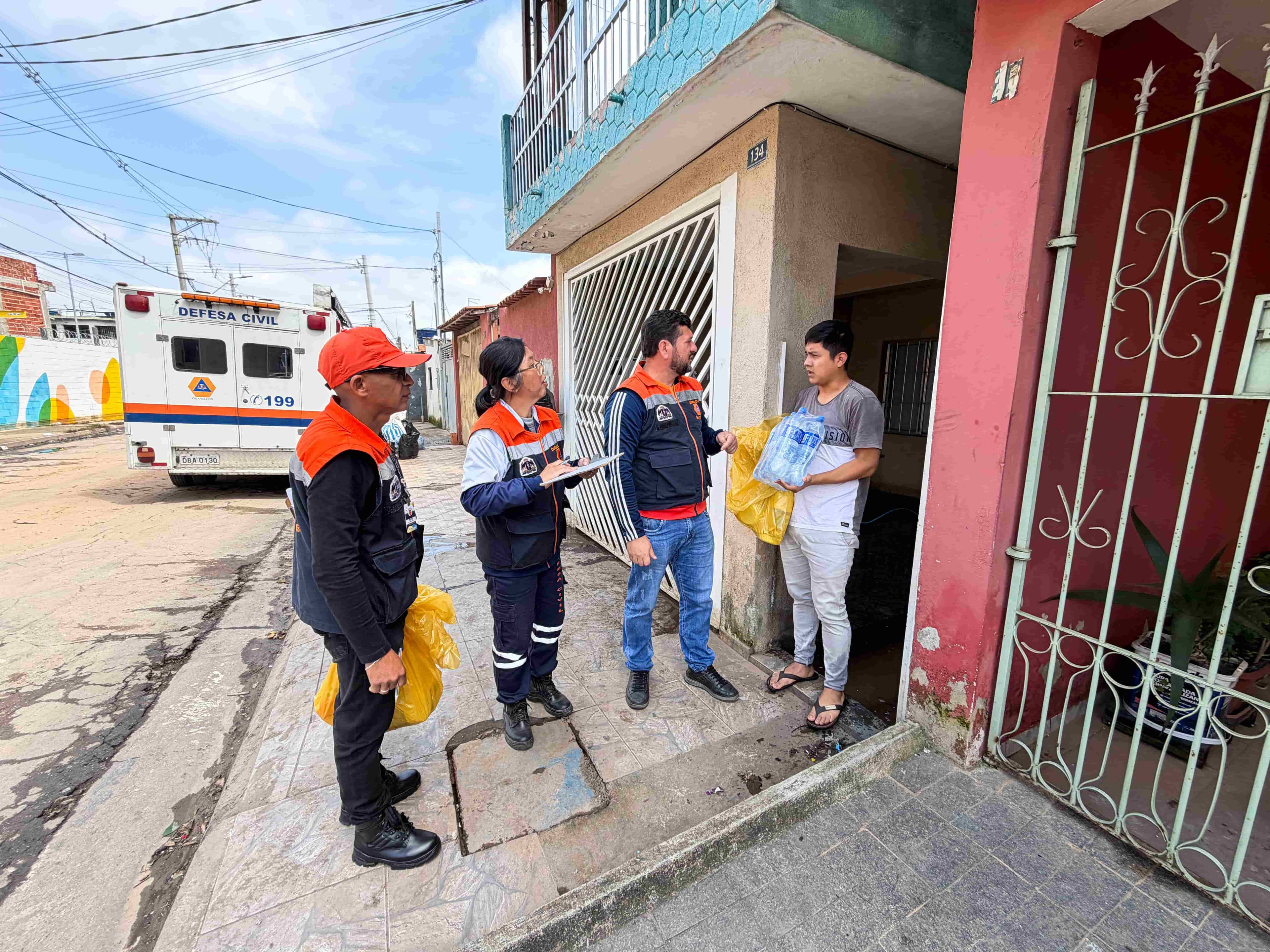 Vila Any recebe equipes da Defesa Civil com doações para famílias afetadas pelas chuvas